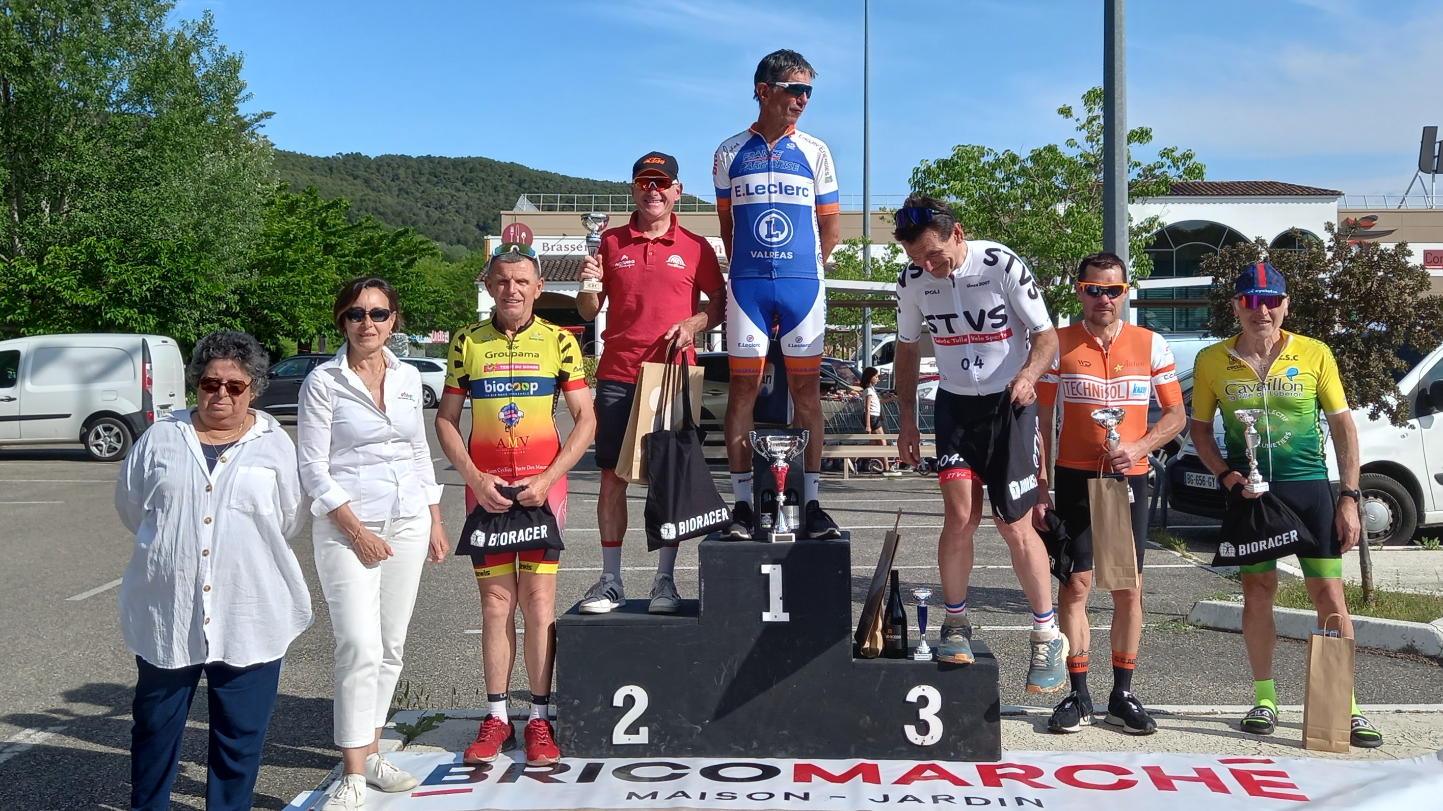 Belle prestation du Vélo Club au Championnat du Vaucluse à Vaison la Romaine sur un circuit pour coureurs complets . Alain monte sur la 1er marche du podium et deviens champion du Vaucluse pour la 2 eme année consécutive . Roland finit dans le peloton et Eric un peu décroché .